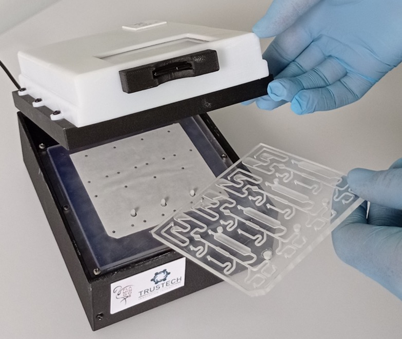 Lettore EliChip e cartuccia microfluidica